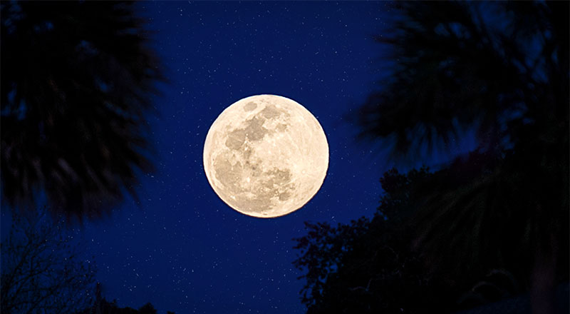 Supermoon in Dubai